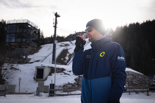 Seefeld Loipenservice - Mitarbeiter mit Walki Talki vor WM Schanze