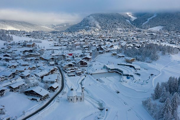 Seefeld mit Seekirchl und Eislaufplatz bei Neuschnee Drohne