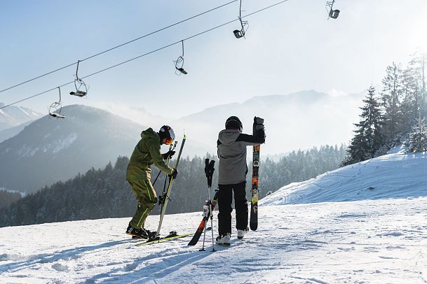 Skifahren in der Region Seefeld - Vater und Sohn starten