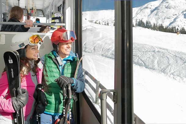 Skifahrer in der Bergbahn Rosshuette - Seefeld (2)