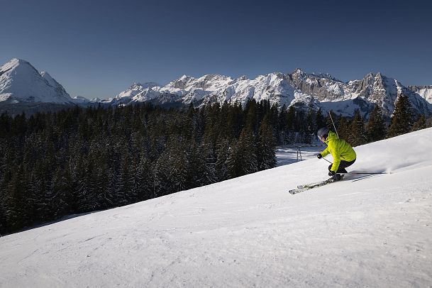 Skifahrerin an der Rosshütte - Skifahrerin am carven Blick Richtung Wettersteingebirge