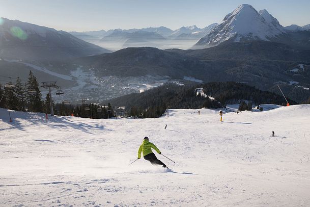 Skifahrerin an der Rosshütte - Skifahrerin am carven vor Hohe Munde