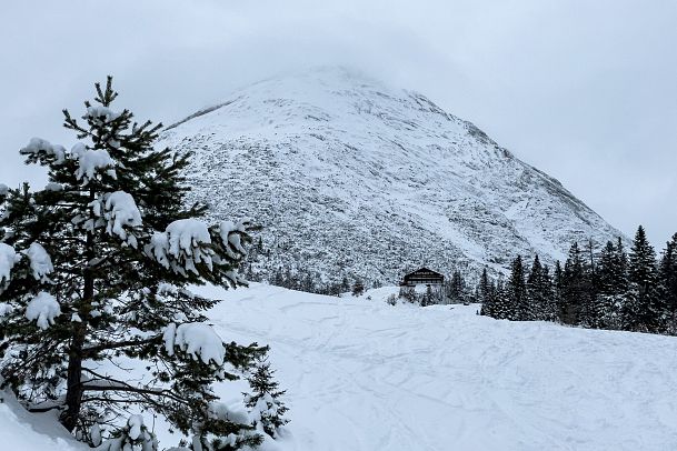 skitour-auf-die-rauthhuette-bei-neuschnee-blick-auf-die-huette-undhohe-munde-leutasch-1