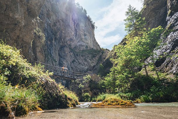 Sommerurlaub in der Region Seefeld - Paar entdeckt die Gleirschklamm im Karwendel (2)