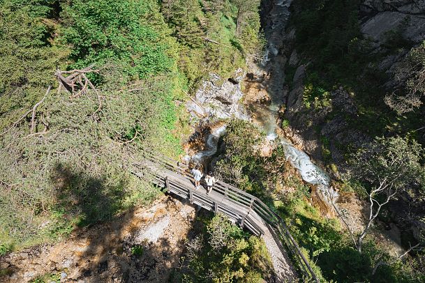 Sommerurlaub in der Region Seefeld - Paar entdeckt die Gleirschklamm im Karwendel - Drohnenaufnahme (1)