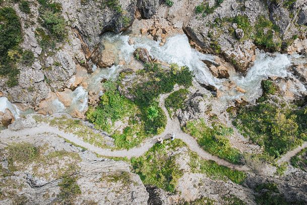 Sommerurlaub in der Region Seefeld - Paar entdeckt die Gleirschklamm im Karwendel - Drohnenaufnahme