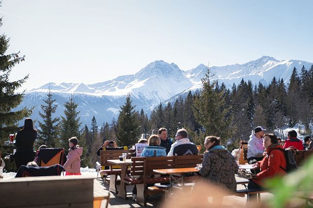 Sonnenalm im Winter_Terasse mit Blick ins Inntal