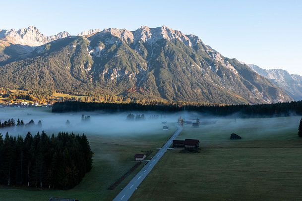 sonnenaufgang-ueber-dem-nebel-in-leutasch-im-herbst-leutasch-moos-2-1