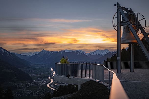 Sonnenuntergang an der Friedensglocke - Paar umarmt sich und blickt ins Inntal (1)