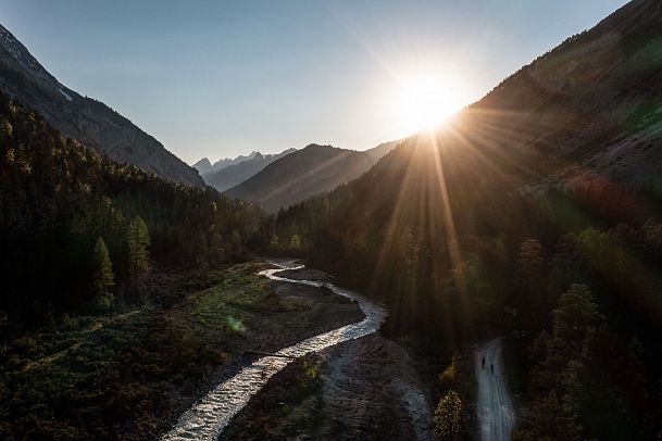 sonnenuntergang-im-hinterautal-im-karwendel-mit-isar-und-gravelbikern-luftaufnahme-1