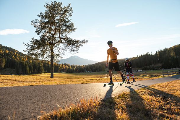 sportler-auf-der-skirollerstrecke-beim-sonnenuntergang-im-herbst-im-moeserer-tal-seefeld-1