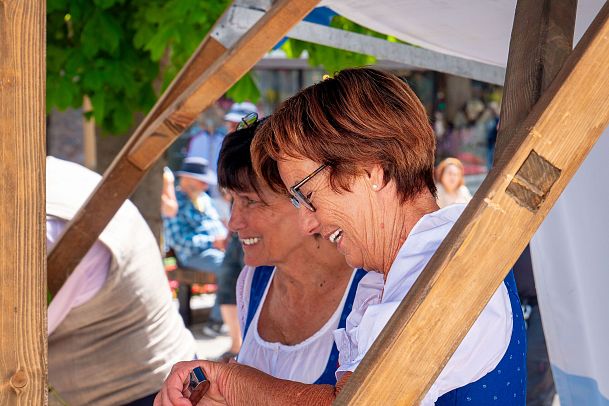 Strudelfest 2023 - Gut gelaunte Verkäuferin