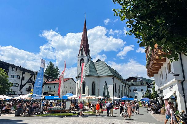 Strudelfest in Seefeld - Fußgängerzone mit Kirche