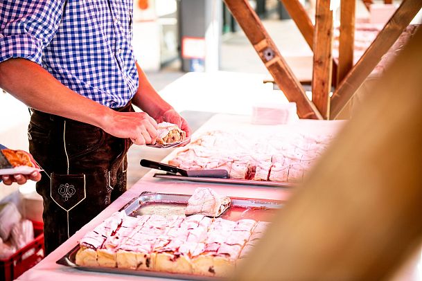 Strudelvielfalt am Stand beim Seefelder Strudelmarkt