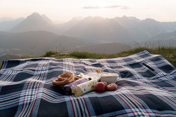 sundowner-picknick-auf-der-rosshuette-seefeld-picknick-im-sonnenuntergang-1-1