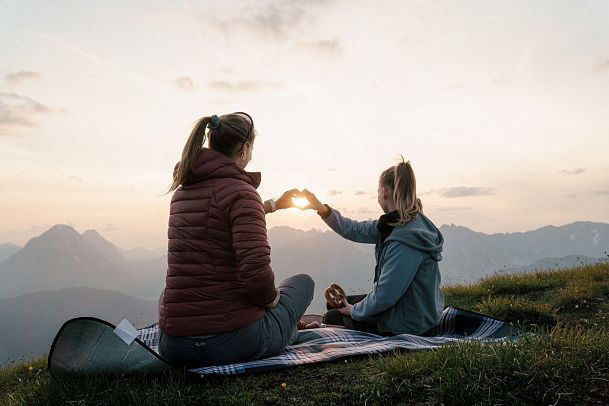 sundowner-picknick-auf-der-rosshuette-seefeld-picknick-im-sonnenuntergang-3-1