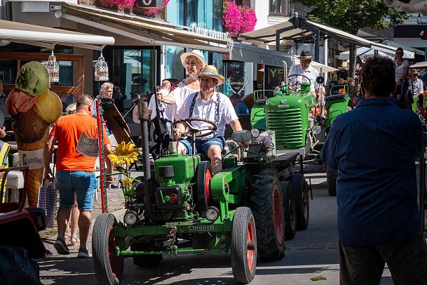 Traktoren vom Bahnhof Seefeld auf dem Weg Richtung Dorfplatz (Handwerksfest 2023)