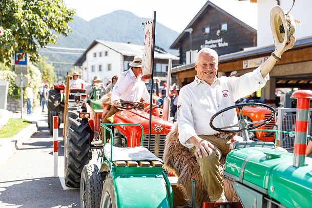 Traktorenparade in der Fußgängerzone Seefeld