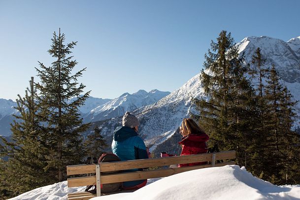 Verdiente Rast beim Winterwandern - Leutasch