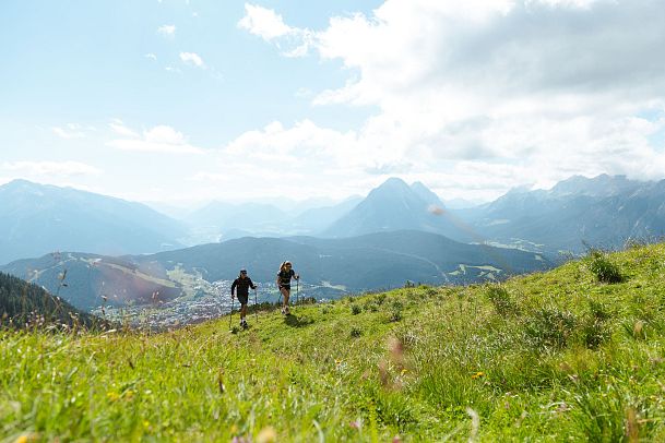 Wanderer im Aufstieg auf die Seefelder Spitze auf der Rosshuette - Blick auf Seefeld