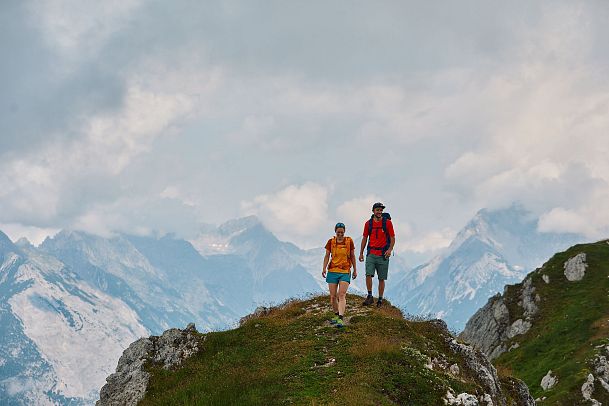Wanderer im Karwendel unterwegs auf der Königstour - im Hintergrund der Naturpark Karwendel