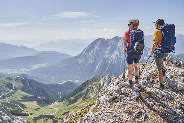 wandererbeimaufstiegimgaistal-blickaufleutaschunddiehohemunde-aufstiegzumhochwanner-1