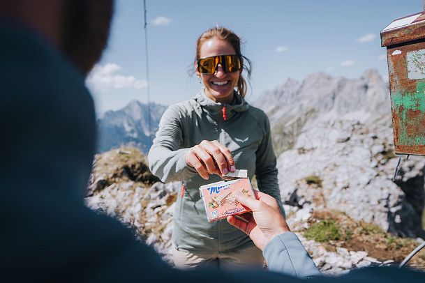 Wanderung auf die Gehrenspitze Leutasch - Pause mit Mannerschnitten am Gipfel
