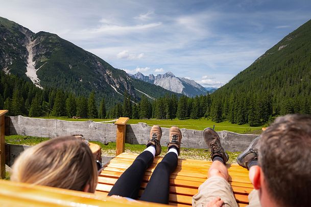 Wanderung zur Eppzirler Alm im Sommer - Mann und Frau liegen auf Liegen bei der Eppzirler Alm