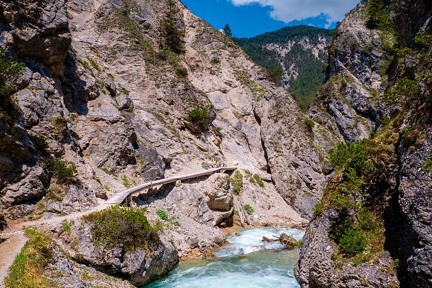 Wanderweg führt an der Gleirschklamm entlang