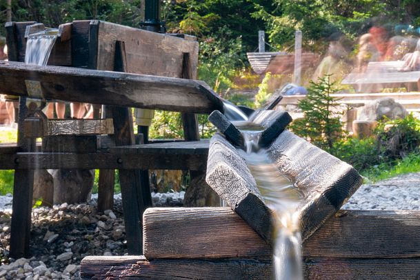 Wasser in der Kneippanlage Salzbach mit Besuchern im Hintergrund