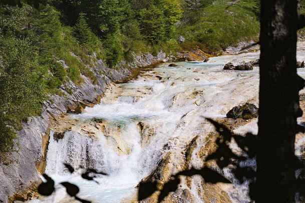 Wasserfall beim Karwendelsteg mit angeschnittenem Baum