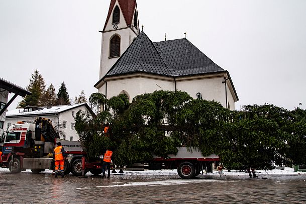 weihnachtsbaum-aufbau-in-seefeld-3-1