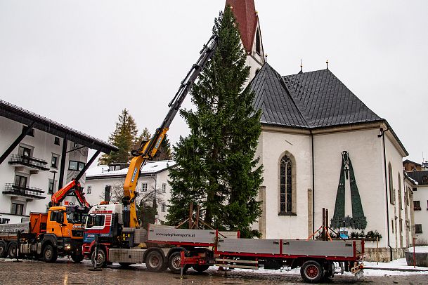 weihnachtsbaum-aufbau-in-seefeld-4-1