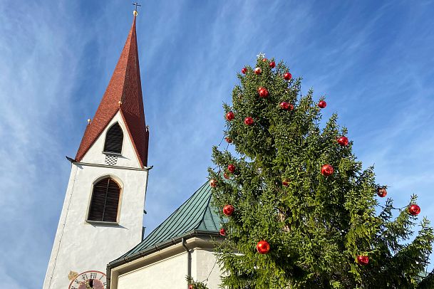 weihnachtsbaum-mit-christbaumkugeln-in-seefeld-1