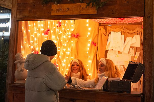 weihnachtsmarkt-seefeld-engerlpostamt-mit-kind-von-hinten-hochformat-1-1