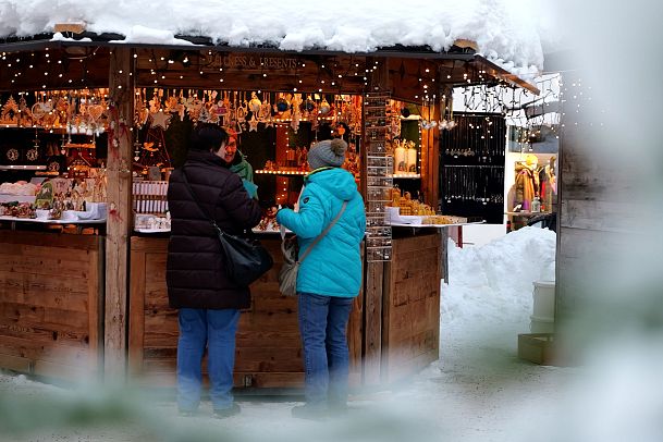 weihnachtsmarkt-seefeld-geschenkestand-aus-der-totalen-1