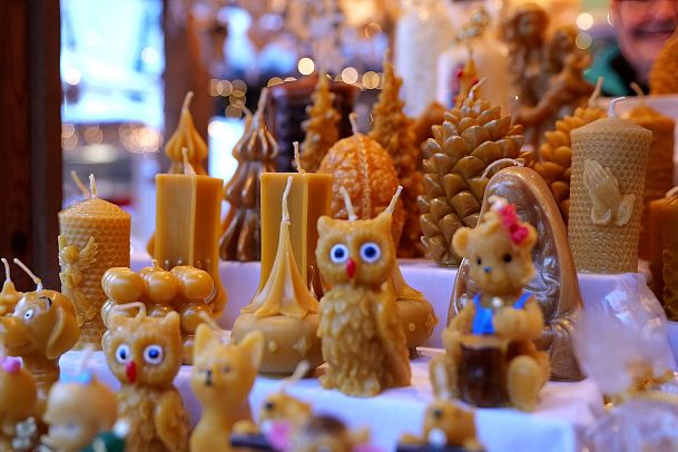 weihnachtsmarkt-seefeld-geschenkestand-produktfoto-bienenwachskerzen-1