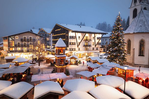 Weihnachtsmarkt Seefeld Langzeitbelichtung mit Turm und Weihnachtsbaum
