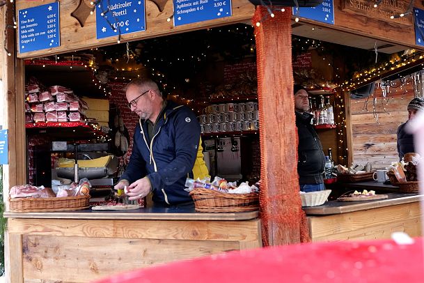 Weihnachtsmarkt Seefeld Südtiroler Stand aus der Totalen