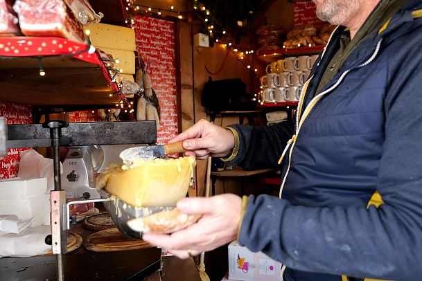 weihnachtsmarkt-seefeld-sudtiroler-stand-raclette-kase-in-action-1