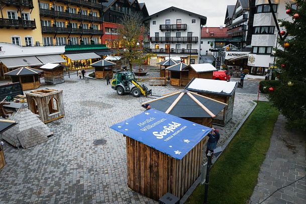weihnachtsmarktaufbau-seefeld-neues-logo-auf-hutte