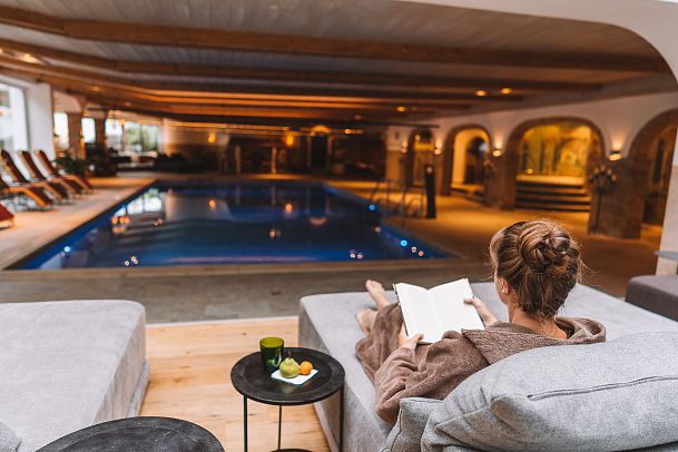 wellness-im-hotel-klosterbraeu-in-seefeld-relaxen-am-pool-1-2
