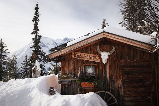 wettersteinhuette-im-winter-holzhuette-im-schnee-1