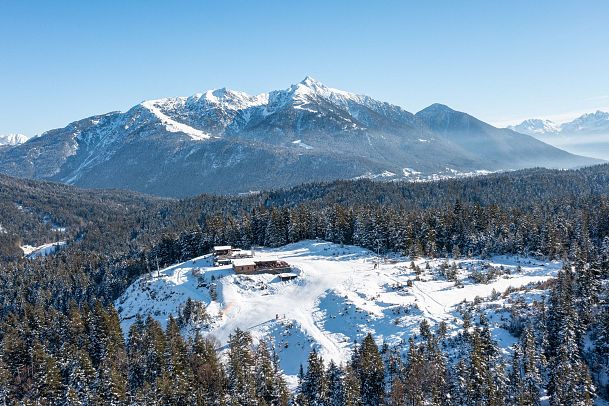 winter-am-katzenkopf-skigebiet-und-huette-mit-blick-auf-das-karwendelgebirge-1