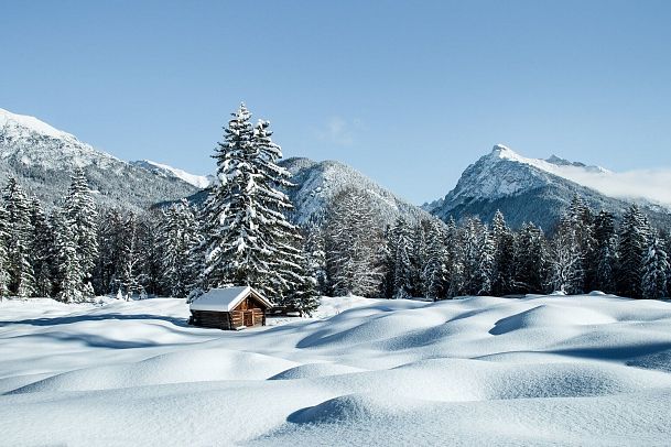 Winterlandschaft mit Hütte