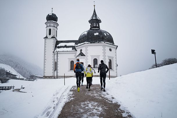 wintertrailrunning-in-der-region-seefeld-laeufer-laufen-richtung-seekirchl-1