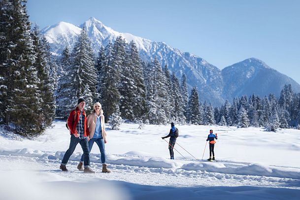 Winterwandern im Wildmoos_Paar bei Wildmoosalm-Lichtung mit Langla_ufern.jpeg