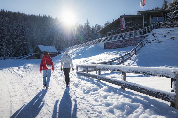 Winterwandern im Wildmoos_Wanderinnen laufen zur Wildmoosalm