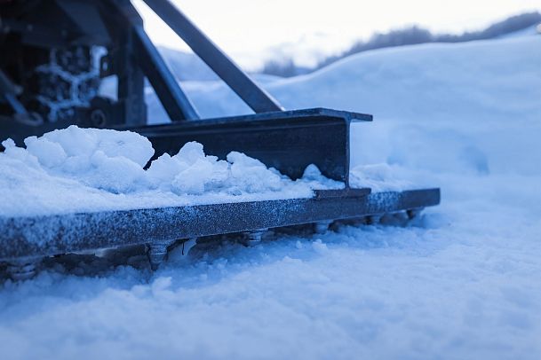 Winterwanderwege-Präparierung in Seefeld_Detailaufnahme Eiskratzer auf Weg
