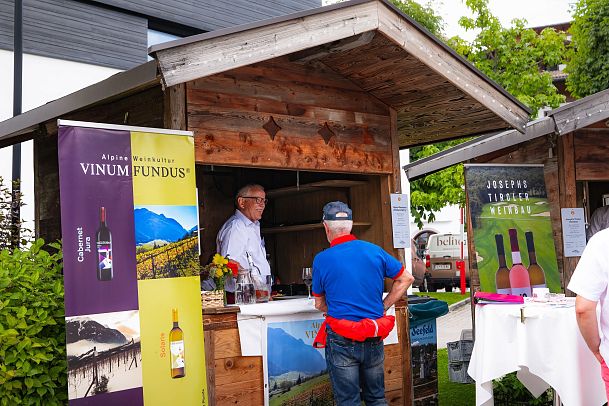 Ein Verkaufsstand mit einem Mann und einem Kunden auf einer Veranstaltung.